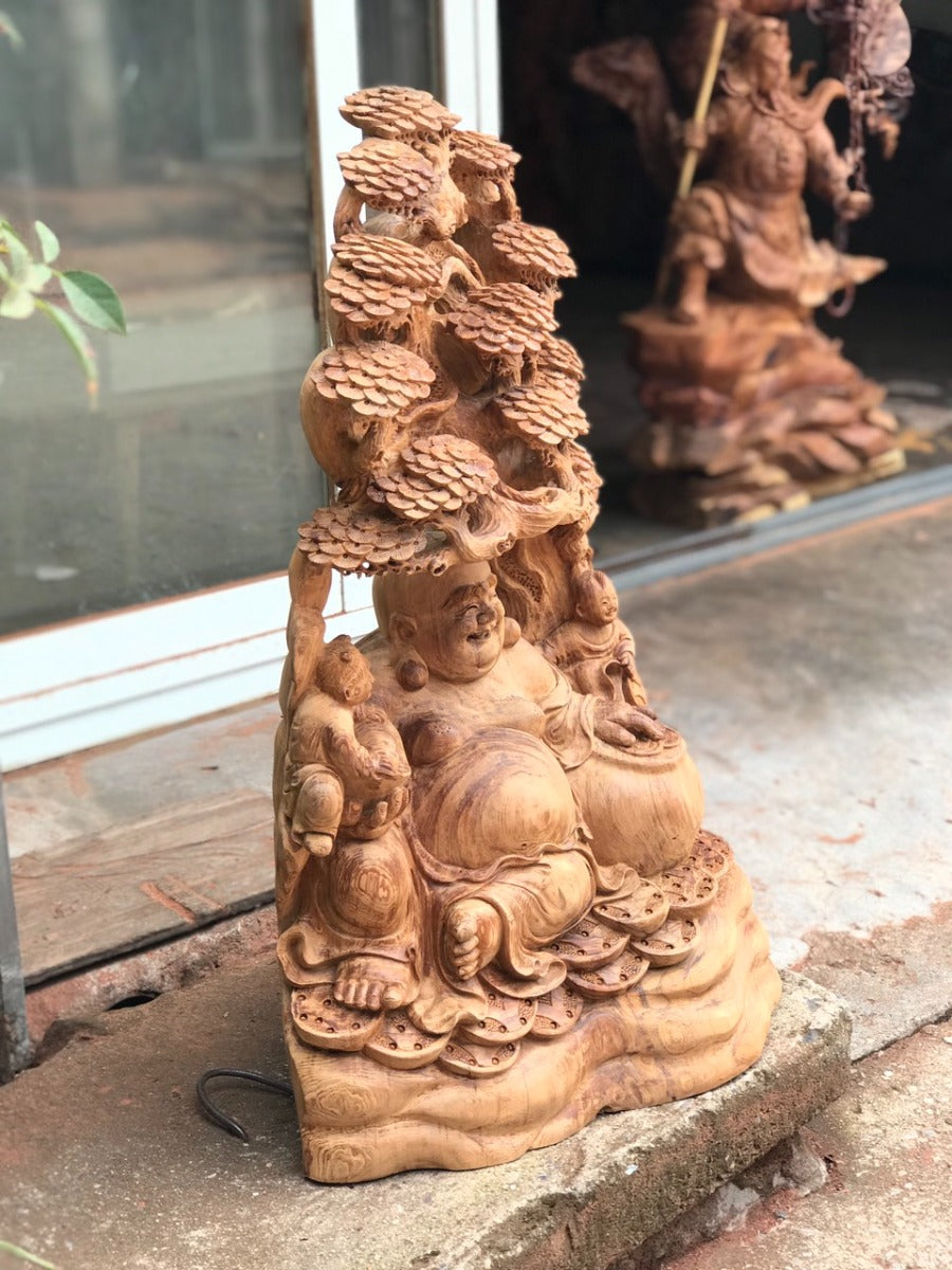 Di Lặc Ngồi Gốc Cây Tùng Gỗ Ngọc Am Hà Giang