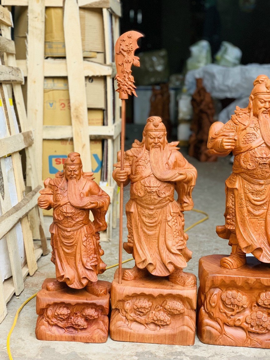 Tượng Gỗ Quan Công Chống Đao Vuốt Râu Đế Tùng