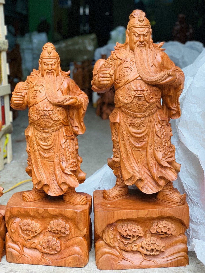 Tượng Gỗ Quan Công Chống Đao Vuốt Râu Đế Tùng