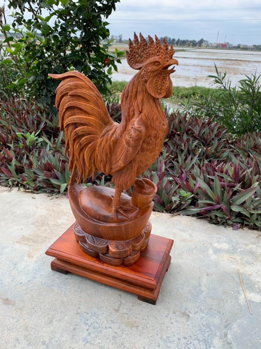 Tượng Gỗ Con Gà Trống Tài Lộc Đứng Thỏi Tiền Vàng
