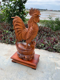 Tượng Gỗ Con Gà Trống Tài Lộc Đứng Thỏi Tiền Vàng