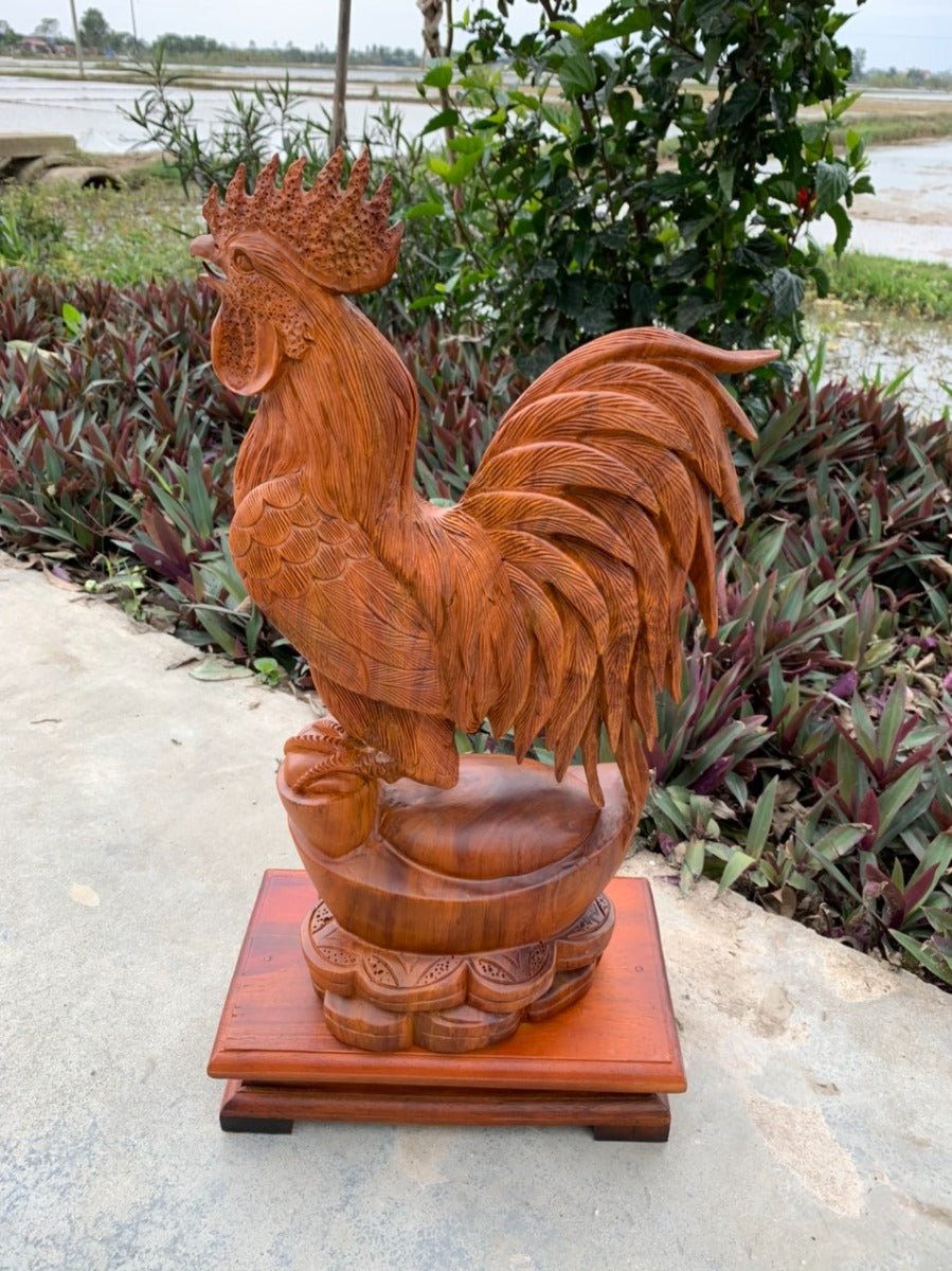 Tượng Gỗ Con Gà Trống Tài Lộc Đứng Thỏi Tiền Vàng