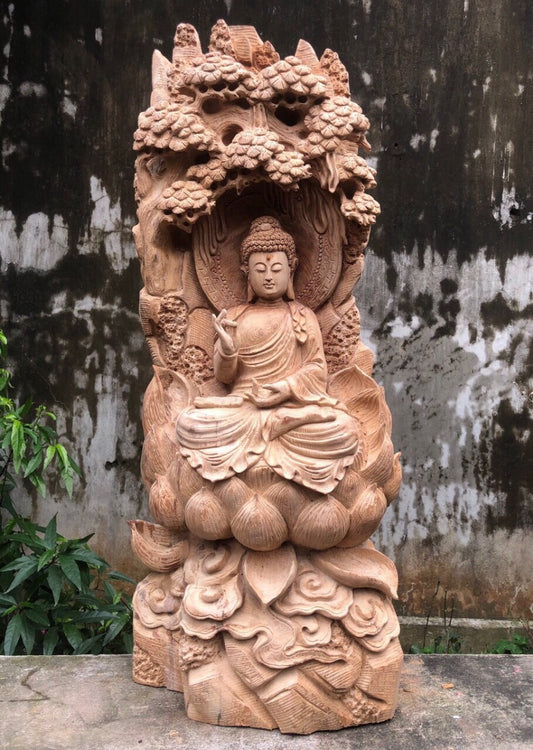Phật tổ toạ đài sen dưới gốc tùng