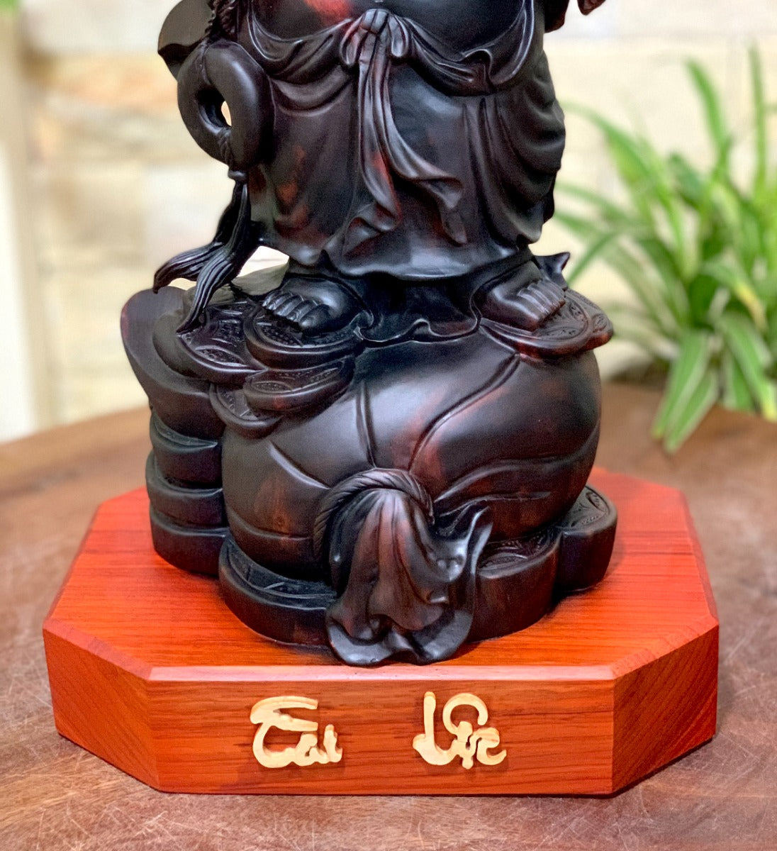 Cụ Di Lặc Đứng Bao Vác Cành Đào Tay Cầm Bát Vàng Tài Lộc