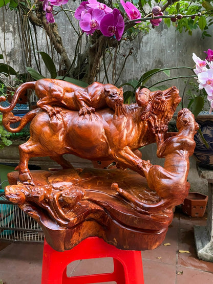Tượng  Gỗ Song Báo Săn Trâu Rừng - Gỗ Hương Ta Nguyên Khối