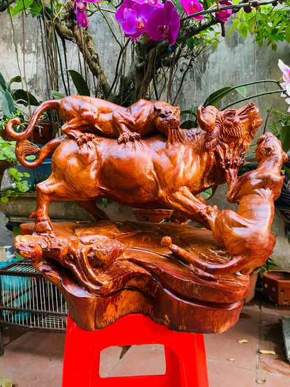 Tượng  Gỗ Song Báo Săn Trâu Rừng - Gỗ Hương Ta Nguyên Khối