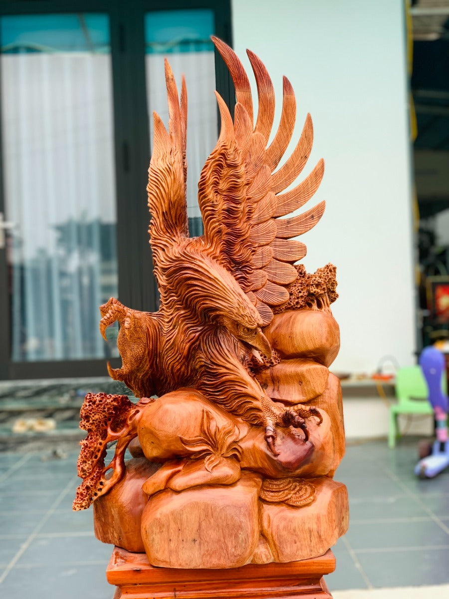 Tượng Gỗ Đại Bàng Đứng Vách Núi