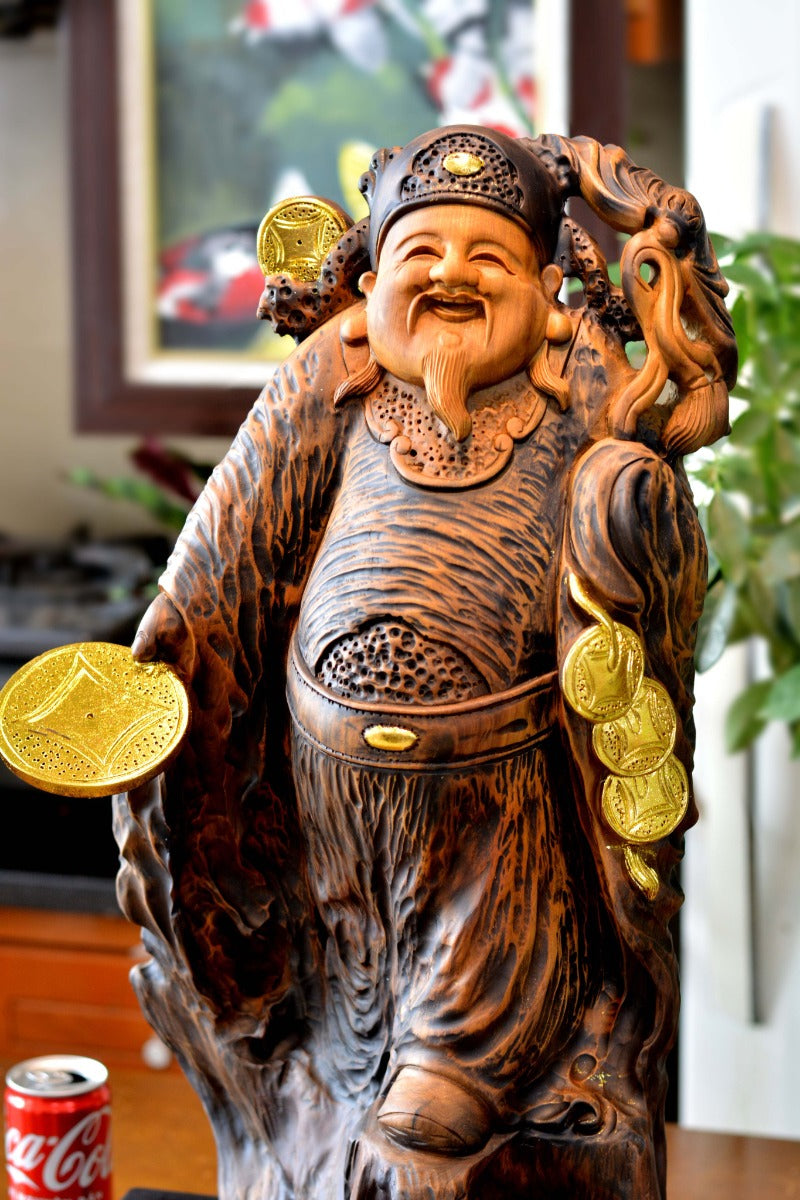 Tượng Thần Tài Nghênh Hỷ - Gỗ Bách Xanh Thơm Tự Nhiên