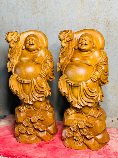 Tượng Di Lặc Vác Bao Tiền Tài Lộc - Gỗ Bách Xanh