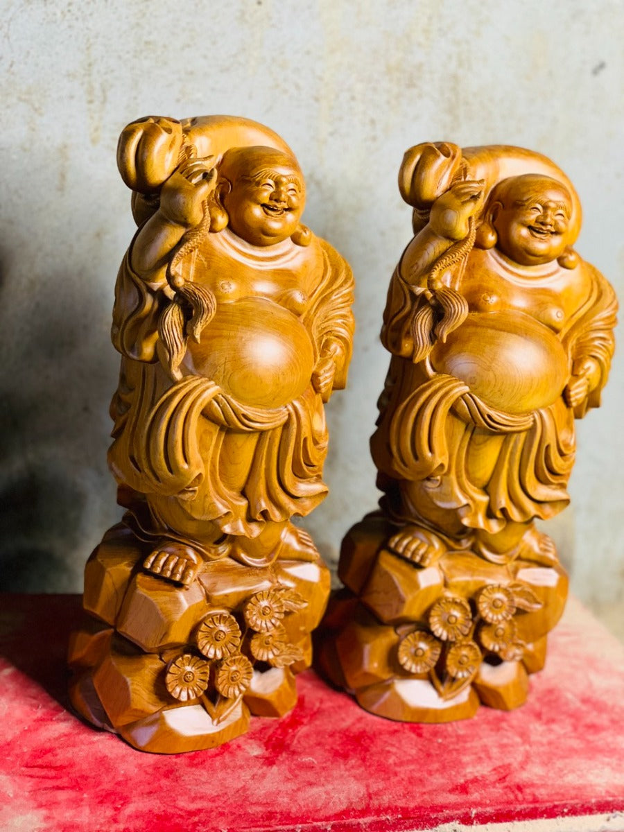 Tượng Di Lặc Vác Bao Tiền Tài Lộc - Gỗ Bách Xanh