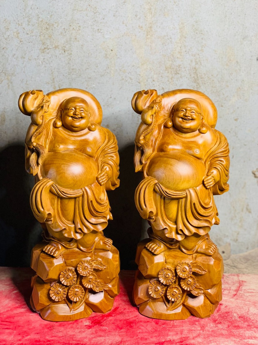 Tượng Di Lặc Vác Bao Tiền Tài Lộc - Gỗ Bách Xanh