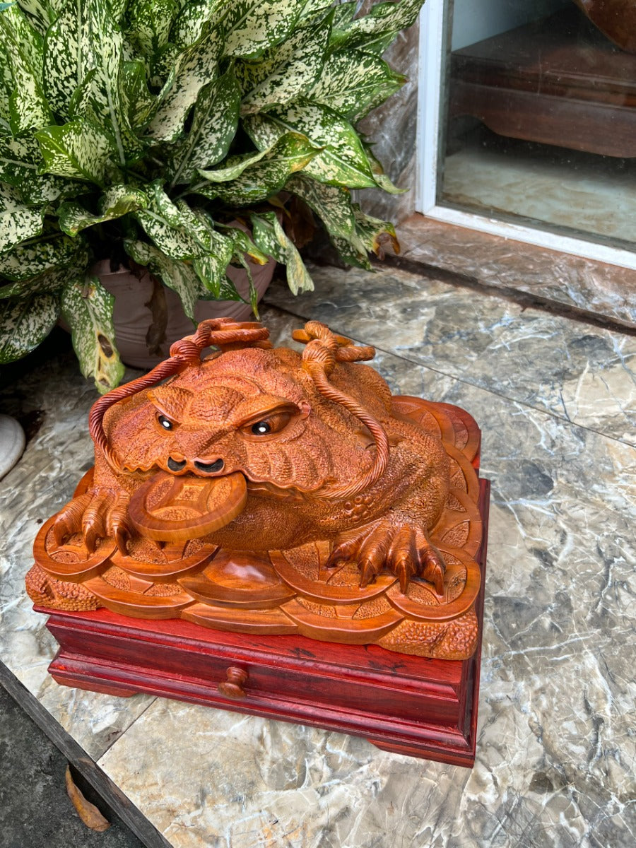 Tượng Cụ Cóc Thiềm Thừ Ngậm Tiền - Gỗ Hương Ta Liền Khối Tặng Xông Trầm