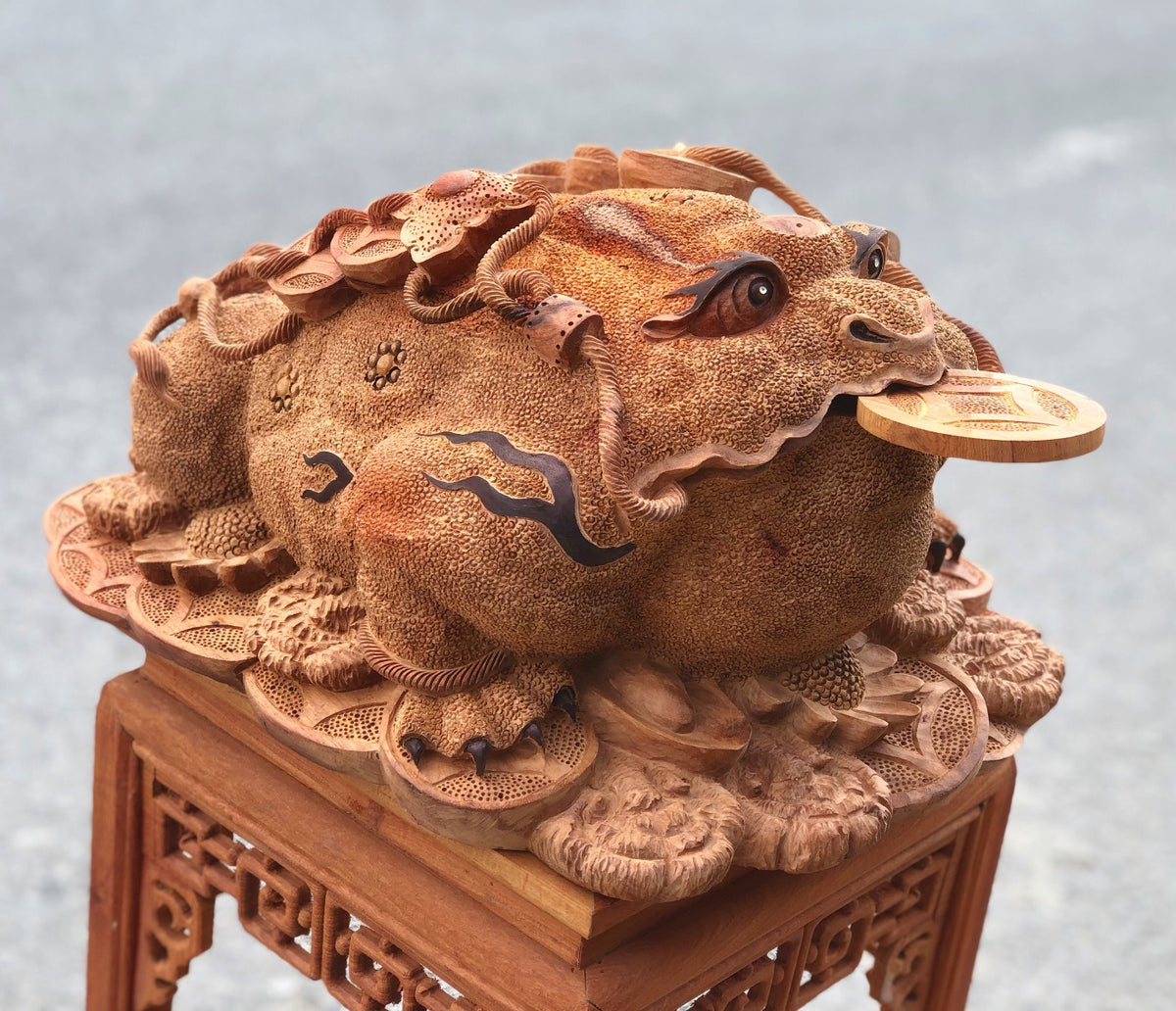 Tượng Cóc Ngậm Tiền Thiềm Thừ Tài Lộc - Gỗ Hương Ta Liền Khối