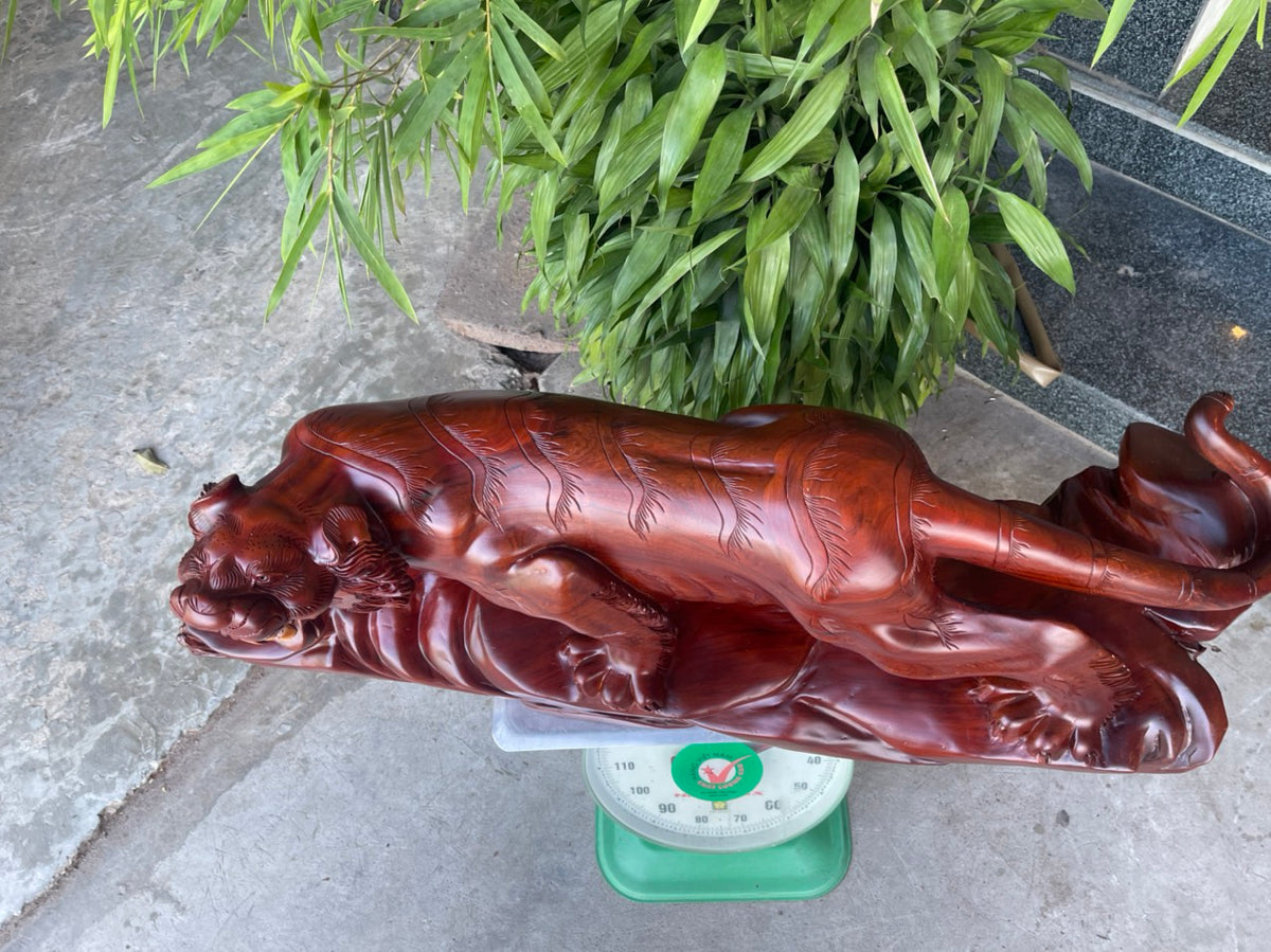 Tượng Báo Săn Mồi Phong Thủy - Gỗ Hương Ta Ngang 1m