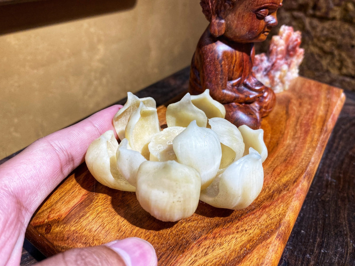 Tượng Phật Thích Ca Mâu Ni Tọa Thiền Gỗ Sưa Bắc Và Hoa Sen Xương Voi