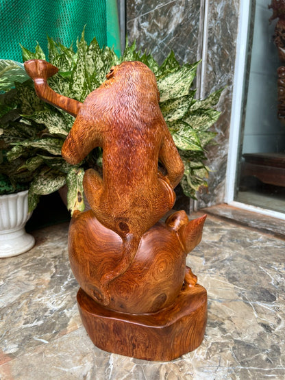 Tượng Khỉ Ngồi Trái Đào Cầm Gậy Như Ý - Gỗ Hương Ta Liền Khối