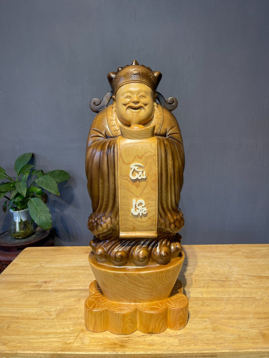 Tượng Thần Tài Tài Lộc Đứng Trên Thỏi Vàng - Gỗ Pơ Mu