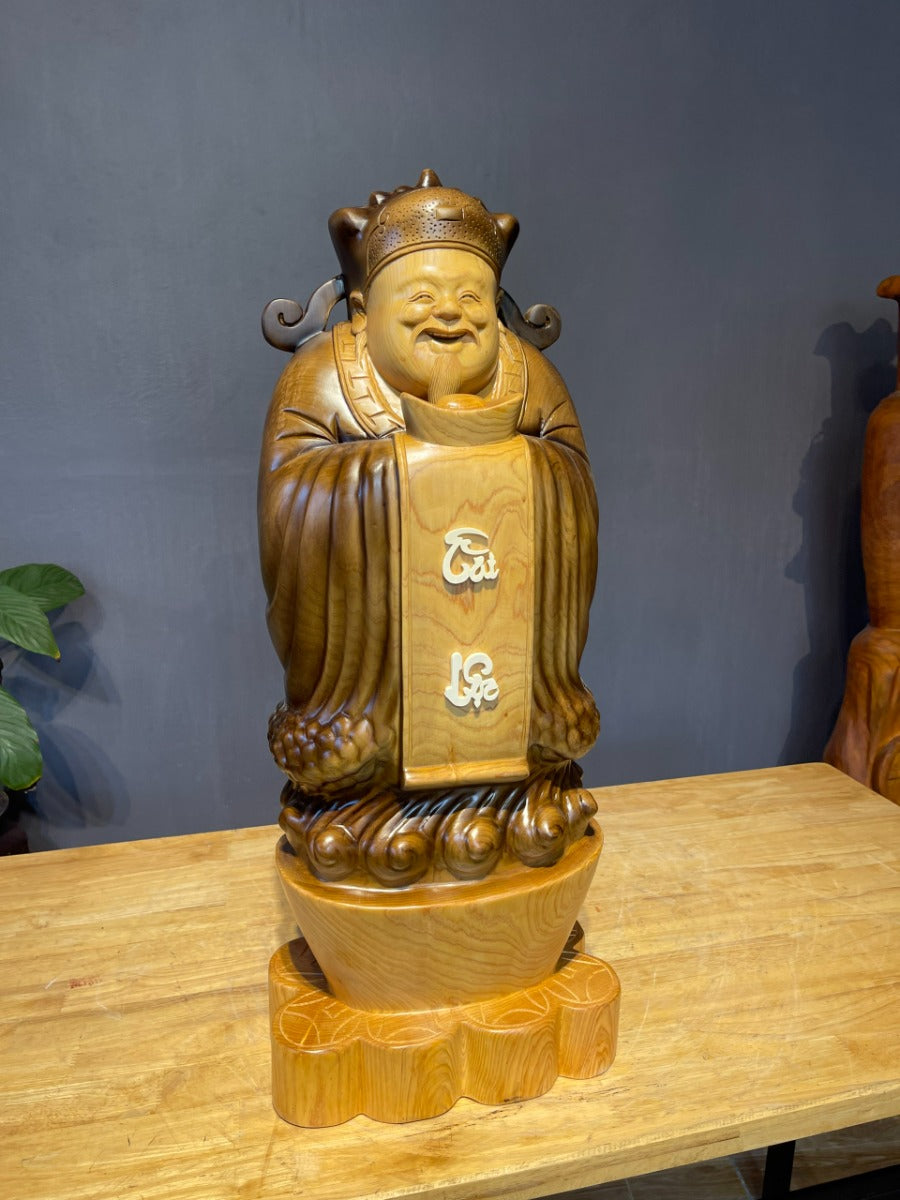 Tượng Thần Tài Tài Lộc Đứng Trên Thỏi Vàng - Gỗ Pơ Mu