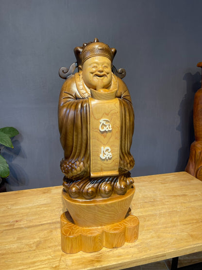 Tượng Thần Tài Tài Lộc Đứng Trên Thỏi Vàng - Gỗ Pơ Mu
