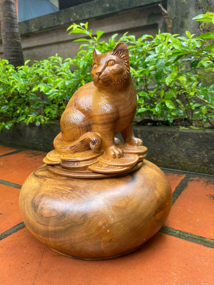 Tượng Mèo Tài Lộc Ngồi Chum Tiền - Gỗ Bách Xanh Mộc Châu Thơm Ngát