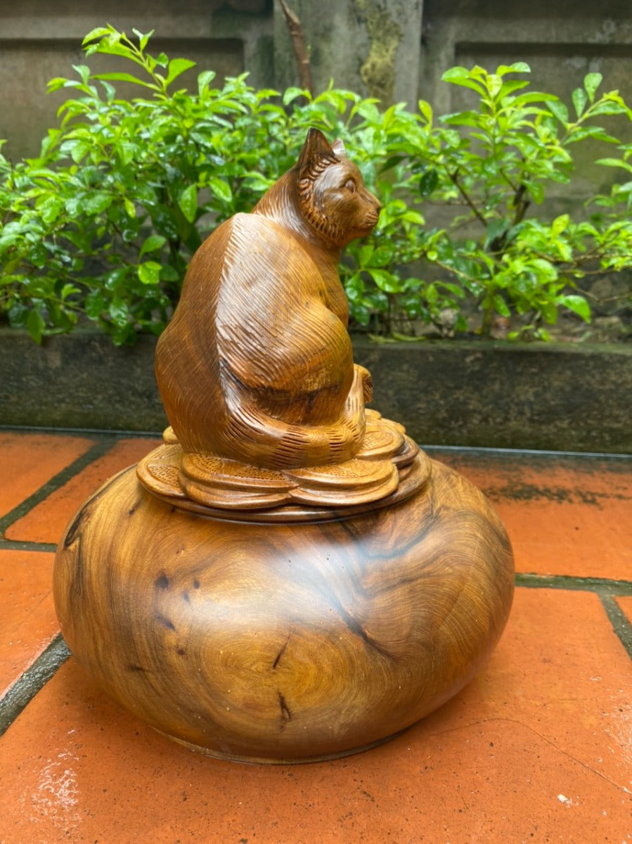 Tượng Mèo Tài Lộc Ngồi Chum Tiền - Gỗ Bách Xanh Mộc Châu Thơm Ngát