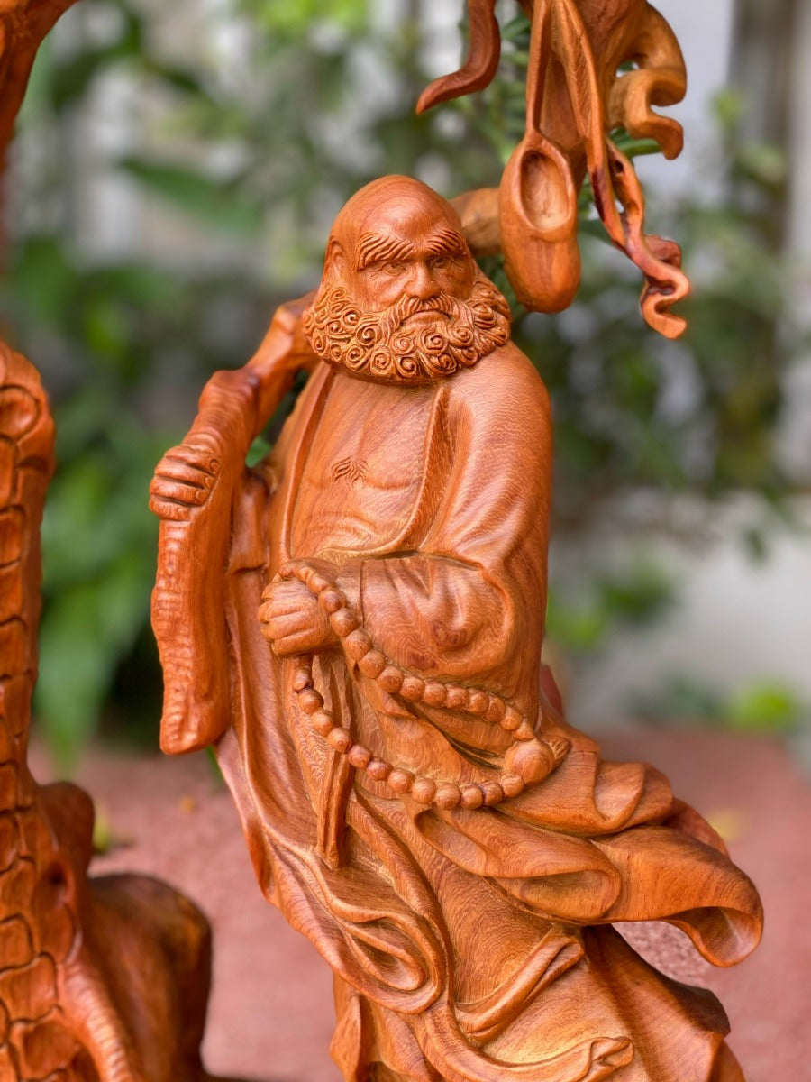 Tượng Đạt Ma Sư Tổ Đứng Gốc Tùng Cổ Thụ - Gỗ Hương Ta Liền Khối