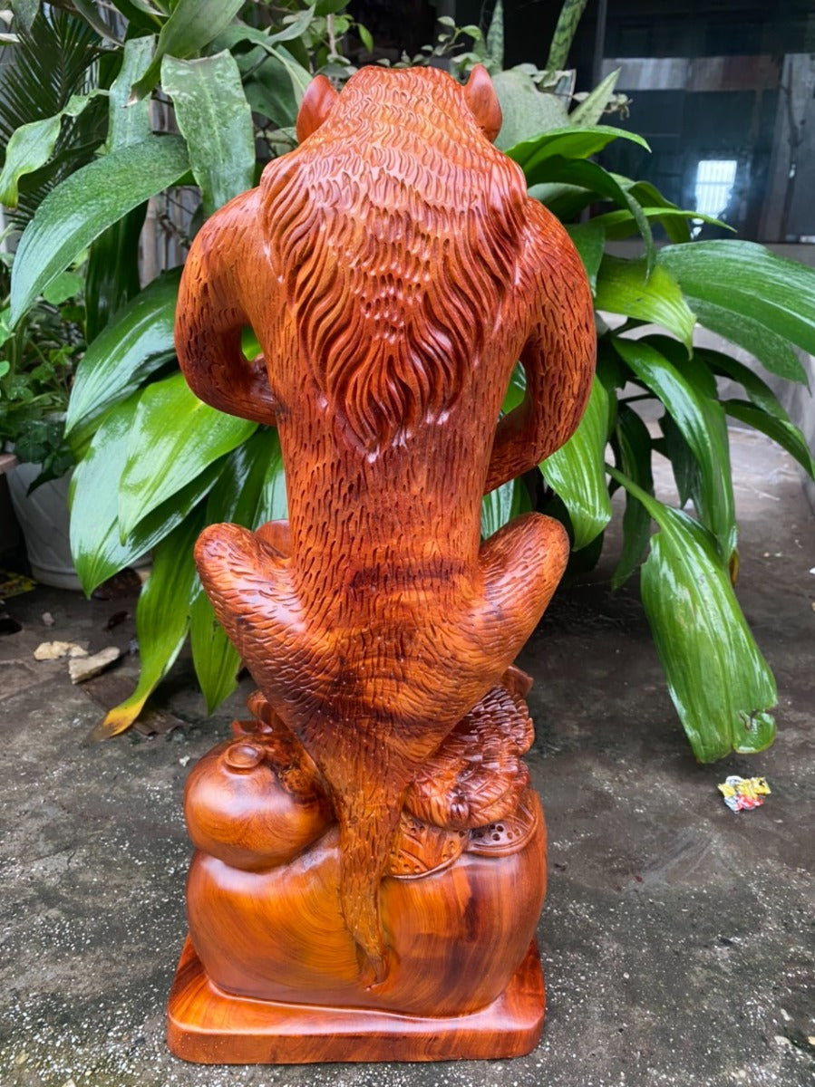 Linh vật khỉ ngồi bao tiền vàng ôm đào tiên Gỗ Hương