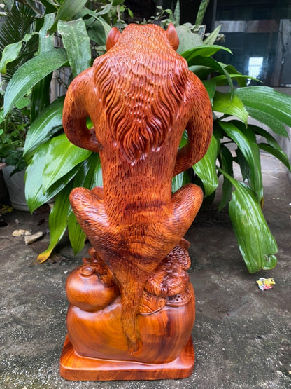 Linh vật khỉ ngồi bao tiền vàng ôm đào tiên Gỗ Hương