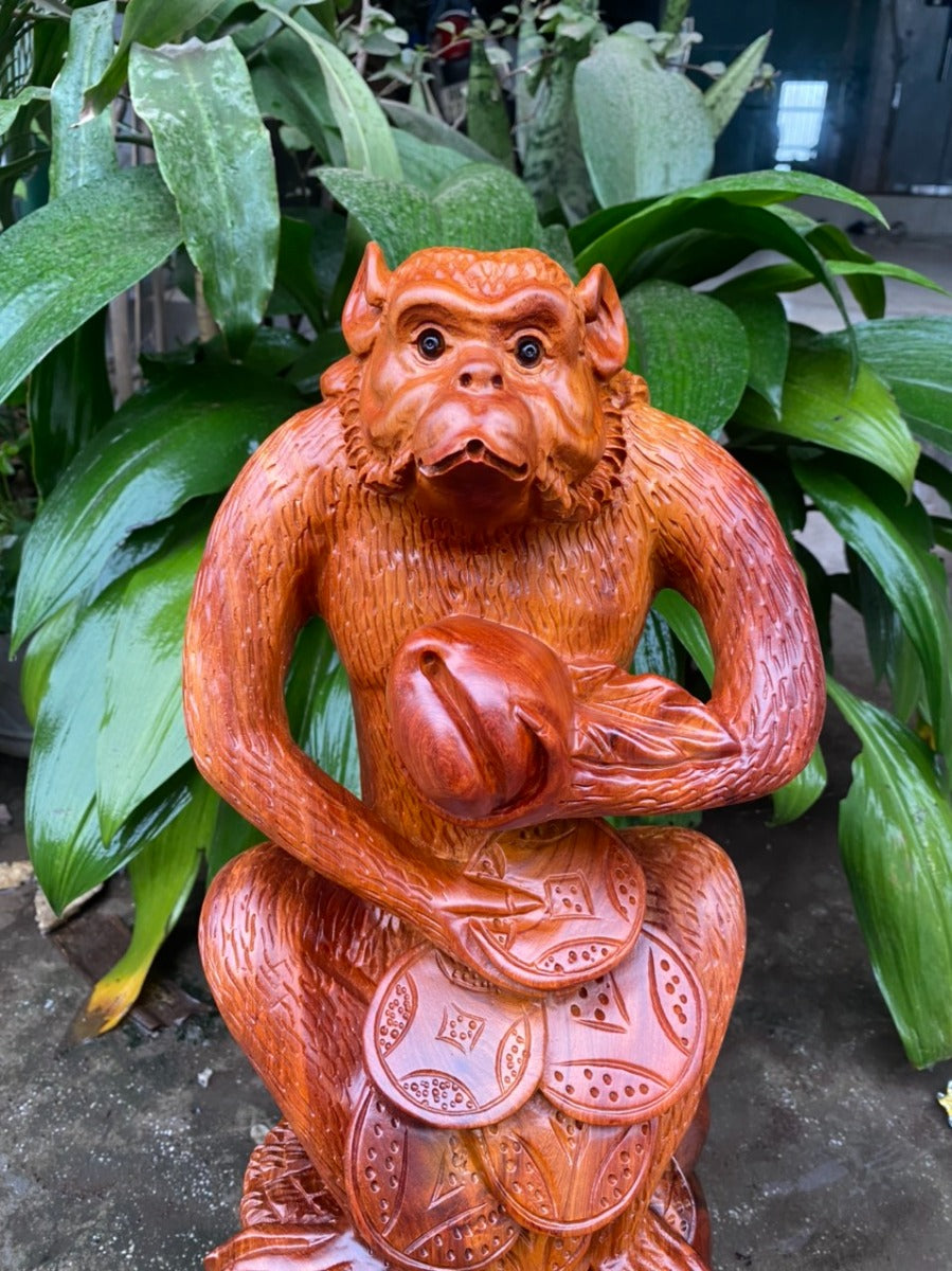 Linh vật khỉ ngồi bao tiền vàng ôm đào tiên Gỗ Hương