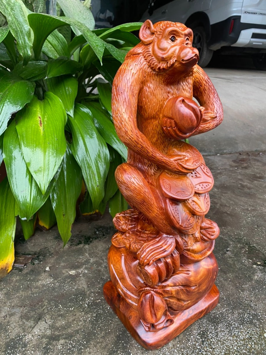 Linh vật khỉ ngồi bao tiền vàng ôm đào tiên Gỗ Hương
