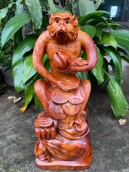 Linh vật khỉ ngồi bao tiền vàng ôm đào tiên Gỗ Hương