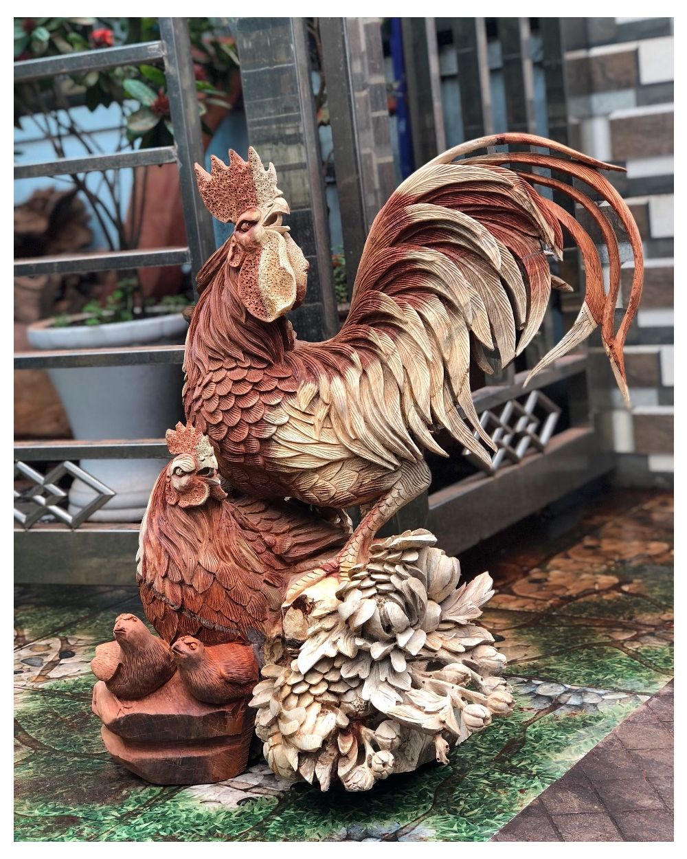 Một tượng gỗ con gà phong thuỷ sẽ mang lại năng lượng tích cực và may mắn cho ngôi nhà của bạn. Các chi tiết đẹp mắt và tính ứng dụng của tượng gỗ này sẽ làm cho nó trở thành một món đồ trang trí tuyệt vời cho ngôi nhà của bạn.