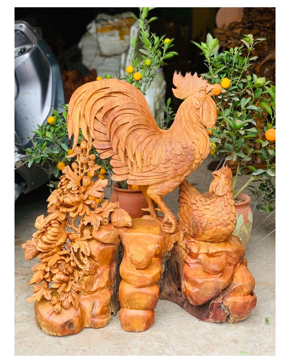 Tượng gỗ gia đình gà là một tác phẩm nghệ thuật đầy ý nghĩa. Nó sẽ mang lại cho bạn một cảm giác an yên và hạnh phúc. Nếu bạn đang muốn sở hữu một bức tượng đẹp mắt và có giá trị tâm linh, hãy xem những hình ảnh tượng gỗ gia đình gà này.