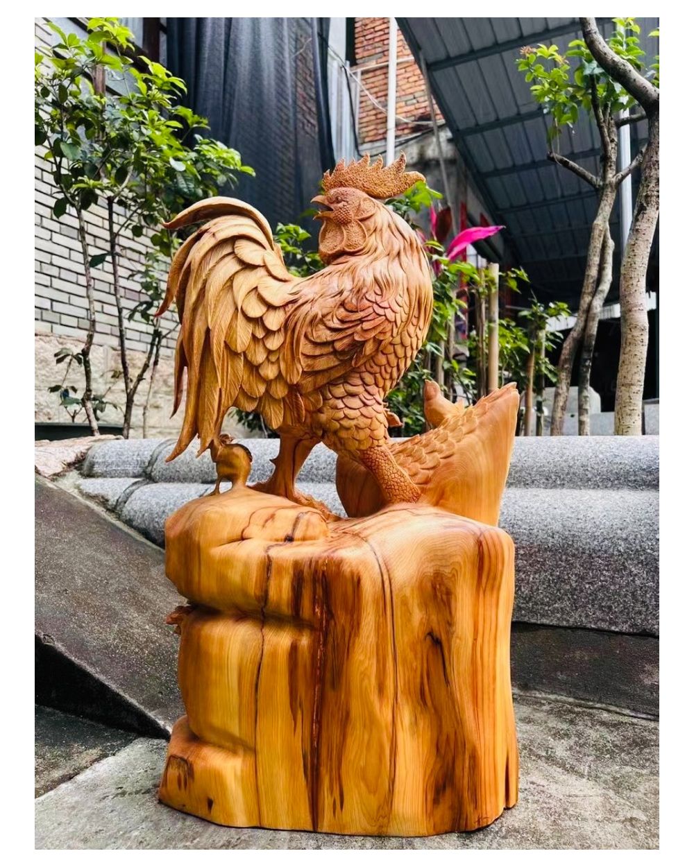 Nếu bạn là một người yêu thích nghệ thuật thủ công, thì tượng gà gỗ trong hình sẽ là nét độc đáo cho không gian của bạn. Họ là sản phẩm được làm thủ công bởi những người nghệ nhân tài ba, với những chi tiết tinh xảo và chất liệu gỗ tốt. Gà gỗ sẽ mang lại vẻ đẹp và sự tinh tế cho không gian sống của bạn.