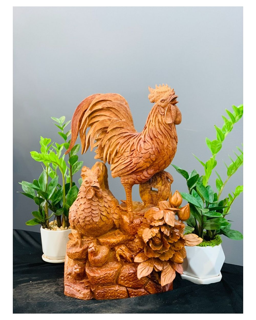 Tượng gỗ con gà phù dung tài lộc là một sản phẩm được rất nhiều người yêu thích. Con gà được xem là biểu tượng của sự may mắn và thành công. Hãy cùng xem những hình ảnh tượng gỗ con gà phù dung tài lộc này để cảm nhận được sức mạnh và ý nghĩa mà nó mang lại.